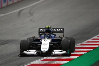 Spielberg, Avusturya. 2 Temmuz 2021. Avusturyalı Nicholas Latifi, Formula 1 Gran Prix 2021 'in ücretsiz çalışması sırasında yolda ilerliyor 
