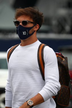 Spielberg, Avusturya. 1 Temmuz 2021. Alpha Tauri 'den Pierre Gasly Avusturya Formula 1 Grand Prix 2021' in önündeki ön gösterimlerde Paddock 'ta yürüyor 