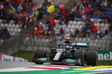 Spielberg, Avusturya. 2 Temmuz 2021. Mercedes AMG F1 takımından Valtteri Bottas Avusturya Formula 1 Gran Prix 2021 ücretsiz antrenmanı sırasında yolda 