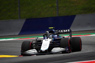 Spielberg, Avusturya. 2 Temmuz 2021. Avusturyalı Nicholas Latifi, Formula 1 Gran Prix 2021 'in ücretsiz çalışması sırasında yolda ilerliyor 