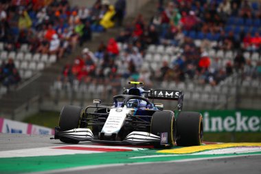 Spielberg, Avusturya. 2 Temmuz 2021. Avusturyalı Nicholas Latifi, Formula 1 Gran Prix 2021 'in ücretsiz çalışması sırasında yolda ilerliyor 
