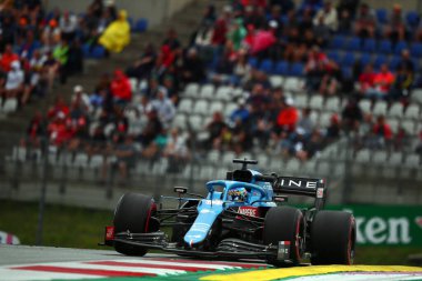 Spielberg, Avusturya. 2 Temmuz 2021. Alpine F1 takımından Fernando Alonso Avusturya Formula 1 Gran Prix 2021 'in ücretsiz antrenmanı sırasında yolda. 