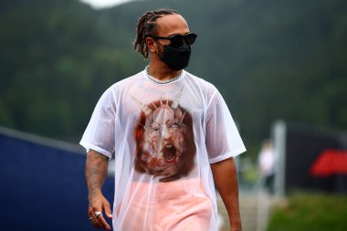 Spielberg, Avusturya. 1 Temmuz 2021. Mercedes AMG F1 takımından Lewis Hamilton Avusturya Formula 1 Gran Prix 2021 'in önündeki ön gösterimlerde Paddock' ta yürüyor 