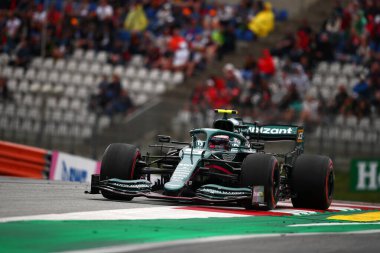Spielberg, Avusturya. 2 Temmuz 2021. Aston Martin 'den Sebastian Vettel Avusturya Formula 1 Gran Prix 2021' in ücretsiz uygulaması sırasında yolda ilerliyor 