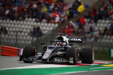 Spielberg, Avusturya. 2 Temmuz 2021. Alpha Tauri 'den Yuki Tsunoda Avusturya' nın Gran Prix 2021 'inin ücretsiz antrenmanı sırasında yolda ilerliyor. 