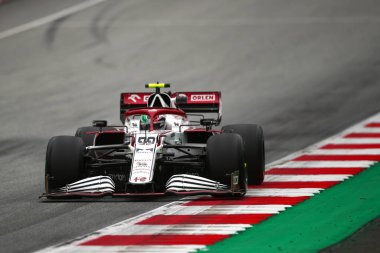 Spielberg, Avusturya. 2 Temmuz 2021. Alfa Romeo Yarışı 'ndan Antonio Giovinazzi Avusturya Formula 1 Gran Prix 2021' in ücretsiz antrenmanı sırasında yolda ilerliyor 