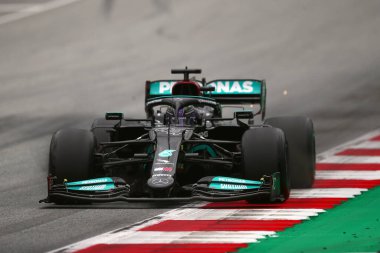 Spielberg, Avusturya. 2 Temmuz 2021. Mercedes AMG F1 Takımı 'ndan Lewis Hamilton Avusturya Formula 1 Gran Prix 2021' in ücretsiz antrenmanı sırasında yolda ilerliyor 