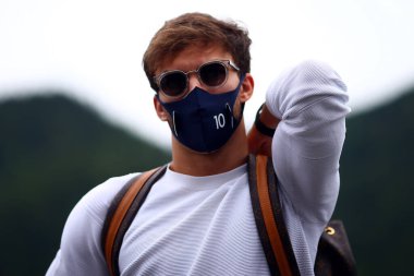 Spielberg, Avusturya. 1 Temmuz 2021. Alpha Tauri 'den Pierre Gasly Avusturya Formula 1 Grand Prix 2021' in önündeki ön gösterimlerde Paddock 'ta yürüyor 