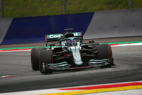Spielberg, Avusturya. 2 Temmuz 2021. Avusturya Formula 1 Gran Prix 2021 'in ücretsiz çalışması sırasında Aston Martin' li Lance Stroll yolda ilerliyor 