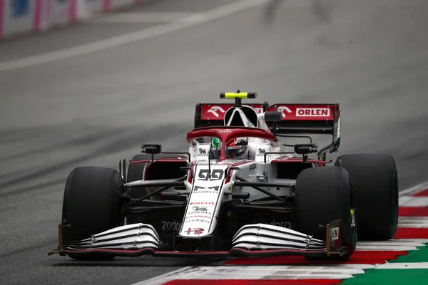 Spielberg, Avusturya. 2 Temmuz 2021. Alfa Romeo Yarışı 'ndan Antonio Giovinazzi Avusturya Formula 1 Gran Prix 2021' in ücretsiz antrenmanı sırasında yolda ilerliyor 