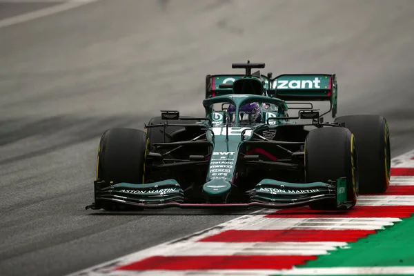 Spielberg, Avusturya. 2 Temmuz 2021. Avusturya Formula 1 Gran Prix 2021 'in ücretsiz çalışması sırasında Aston Martin' li Lance Stroll yolda ilerliyor 