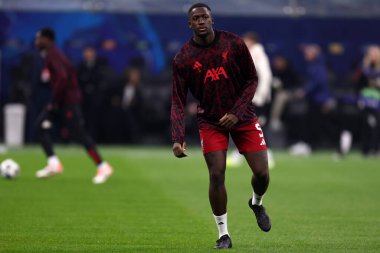 Liverpool Fc takımından İbrahima Konate, 9 Aralık 2025 tarihinde İtalya 'nın Milano kentinde oynanan UEFA Şampiyonlar Ligi Faz MD6 karşılaşması öncesinde Stadio Giuseppe Meazza' da FC Internazionale ile Liverpool Fc arasında oynanan karşılaşmada ısındı. .