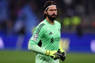 Liverpool Fc takımından Alisson Becker, 9 Aralık 2025 tarihinde İtalya 'nın Milano kentinde oynanan UEFA Şampiyonlar Ligi Faz MD6 karşılaşmasında Stadio Giuseppe Meazza' da FC Internazionale ile Liverpool Fc arasında oynanan maçı izliyor. .