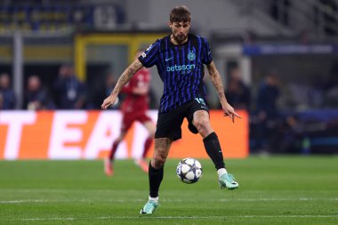 Fc Internazionale takımından Francesco Acerbi, 9 Aralık 2025 tarihinde İtalya 'nın Milano kentinde oynanan UEFA Şampiyonlar Ligi Faz MD6 karşılaşmasında Stadio Giuseppe Meazza' da FC Internazionale ile Liverpool Fc arasında maç yapmaktadır. .