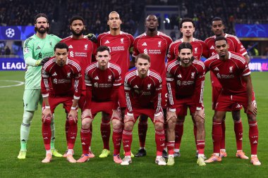 Liverpool Fc oyuncuları, 9 Aralık 2025 tarihinde İtalya 'nın Milano kentinde oynanan UEFA Şampiyonlar Ligi 2025 / 26 Lig Faz MD6 FC Internazionale ve Liverpool Fc arasında oynanan Stadio Giuseppe Meazza maçından önce takım fotoğrafı için poz verdiler. .