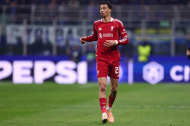 Liverpool Fc takımından Hugo Ekitike, 9 Aralık 2025 tarihinde İtalya 'nın Milano kentinde oynanan UEFA Şampiyonlar Ligi Faz MD6 karşılaşmasında Stadio Giuseppe Meazza' da FC Internazionale ile Liverpool Fc arasında oynanan karşılaşmaya bakıyor. .