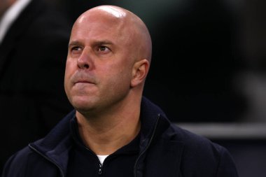 Liverpool Fc 'nin teknik direktörü Arne Slot, 9 Aralık 2025 tarihinde İtalya' nın Milano kentinde oynanan UEFA Şampiyonlar Ligi Faz MD6 FC Internazionale ve Liverpool Fc arasında oynanan Stadio Giuseppe Meazza maçına bakıyor. .