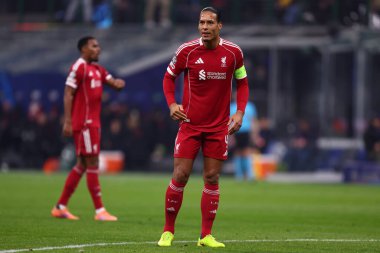 Liverpool Fc takımından Virgil van Dijk, 9 Aralık 2025 tarihinde İtalya 'nın Milano kentinde oynanan UEFA Şampiyonlar Ligi Faz MD6 FC Internazionale ve Liverpool Fc maçına bakıyor. .