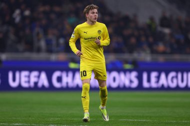 FK Bodo / Glimt takımından Jens Petter Hauge, UEFA Şampiyonlar Ligi play-off maçında FC Internazionale ile FK Bodo / Glimt arasında Stadyum Giuseppe Meazza 'da (San Siro) oynanan ikinci ayak maçına bakıyor.)