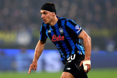 Atalanta Bc takımından Nikola Krstoviç, UEFA Şampiyonlar Ligi 2025 / 26 'da Atalanta BC ile FC Bayern Munchen arasında oynanan 16 ayak maçına bakıyor.