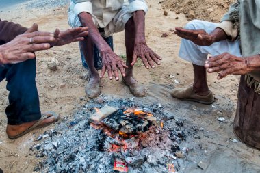 Köylüler kışın çay ve ateşin keyfini çıkarıyorlar