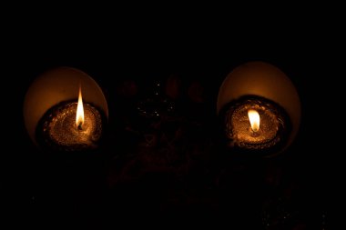 Diya gecenin karanlığında yanıyor