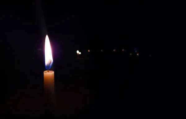 Светящееся Пламя Свечи Темном Черном Фоне Копированием Пространства — стоковое фото
