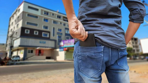 Genç Hintli adam marketin arka cebinden cüzdanını çıkardı.