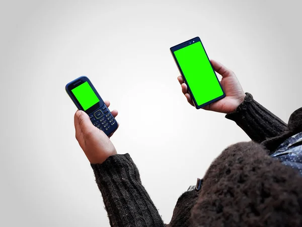 Perempuan Memegang Dua Ponsel Pintar Mengejek Tangan Dengan Layar Hijau — Stok Foto