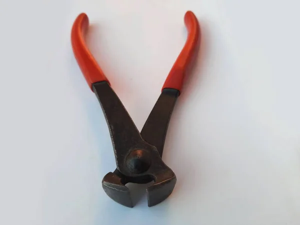 beyaz üzerinde izole kerpeten mekanik kılavuz aracı kesme