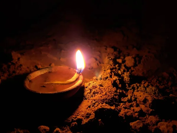 Toprakta parlayan kil lamba kopyalama alanı ile yakın plan