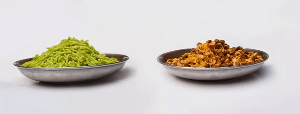 Hint sade ve nane aromalı abur cuburlar veya yeşil pudingli tatlar beyaz kasede izole edilmiş.