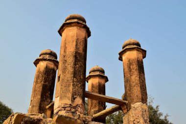 Eski bir kızılderili kuyusunun tarihi sütunları