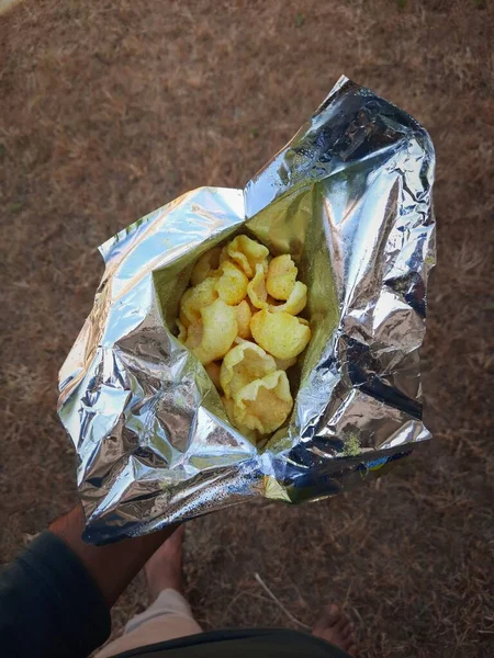 Paketlenmiş abur cubur ya da gevrek baharatlı aperatif paketi.