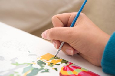 7 - Parlak beyaz resim rakamlarla, boşluğu sol tarafa kopyala. Covid karantinası hobiyi kilitleyip zaman geçirmek. Fırça ucundaki detay