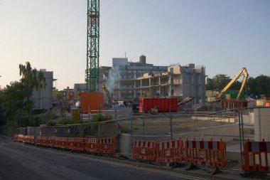 SHEFFIELD, BİRLİK KINGDOM, 17 Eylül 2020: Sheffield Üniversitesi Sosyal Bilimler Merkezi 'nin yıkımının arka görüntüsü, Northumberland karayolu güneye bakıyor