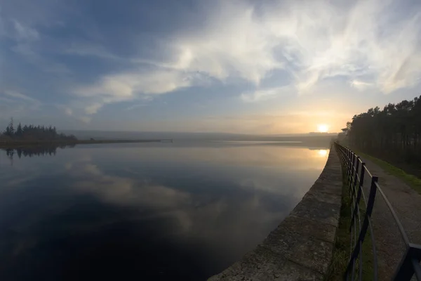 Sunset Clouds Reflected Water Redmires Reservoir Sheffield Level Horizon Fish — Stock Photo, Image