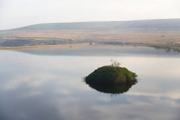 Reflected Hemel Rustig Reservoir Water Heide Zonnige Achtergrond Reservoir Muur — Stockfoto