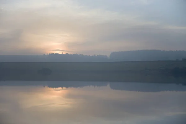 Kalme Reservoir Water Weerspiegelt Mistige Zonsondergang Serene Horizontale Landschapsfoto Met — Stockfoto