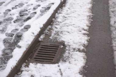 3 - Yüzey rögarlı kış yolu sahnesi ağır su akışını alıyor. İngiltere 'de aralık mevsiminin bir parçası olarak sel tehlikesi var.