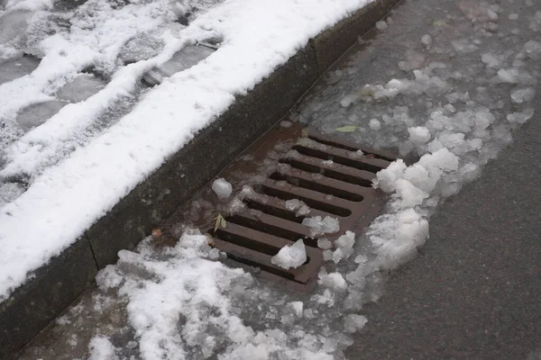 Highway Kerbside Storm Drain Covered Melting Snow Winter Seasonal Weather — Stock Photo, Image