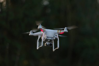 Great Malvern, Birleşik Krallık, 27 Aralık 2020: İHA helikopterleri uçuyor, arka planda izole edilmiş.