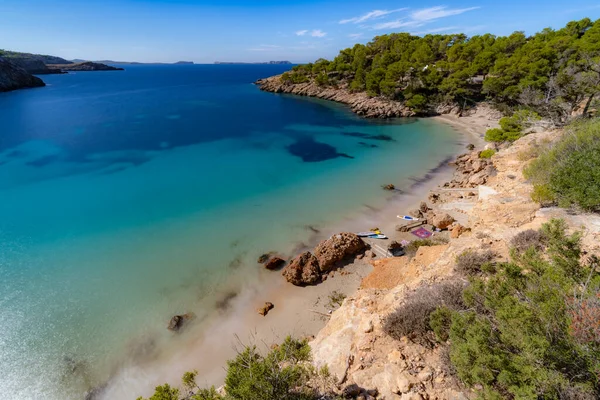 Cala Saladeta plajı, İbiza adası. İspanya.