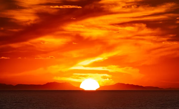 Turuncu gökyüzü. İbiza 'da günbatımı. İbiza adası. İspanya.