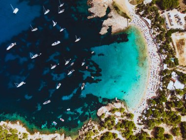 Cala Bassa plajı. İbiza.