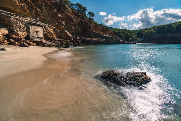 Cala Saladeta plajı. İbiza adası. İspanya.
