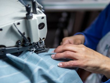 Çalışan bir terzinin elleri