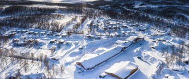 Kar manzarası, Laponya 'nın Tarna Vilt köyündeki İsveç Norveçli kampını kapsıyor. Eyalet sınırına yakın, Joesjo, İsveç, arka planda İskandinav dağları.