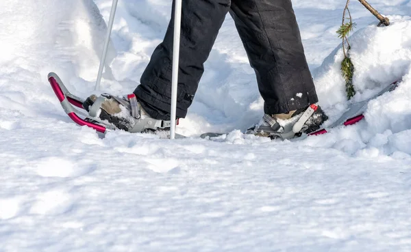 Primer Plano Las Zapatillas Nieve Niña Caminando Nieve Blanca Esponjosa — Foto de Stock