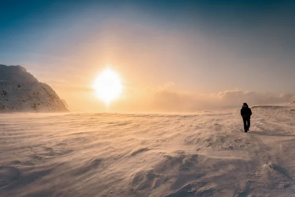 Imagen Escénica Gran Halo Puesta Sol Las Montañas Invierno Fuerte — Foto de Stock